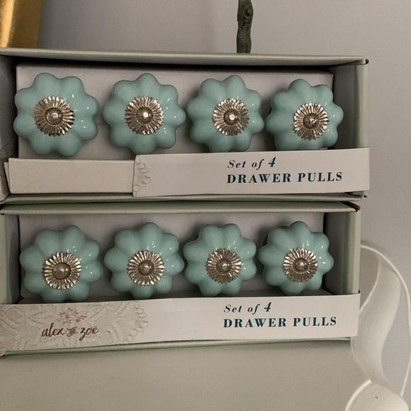 Drawer pulls blue floral set of 8. New - Picture 3 of 3